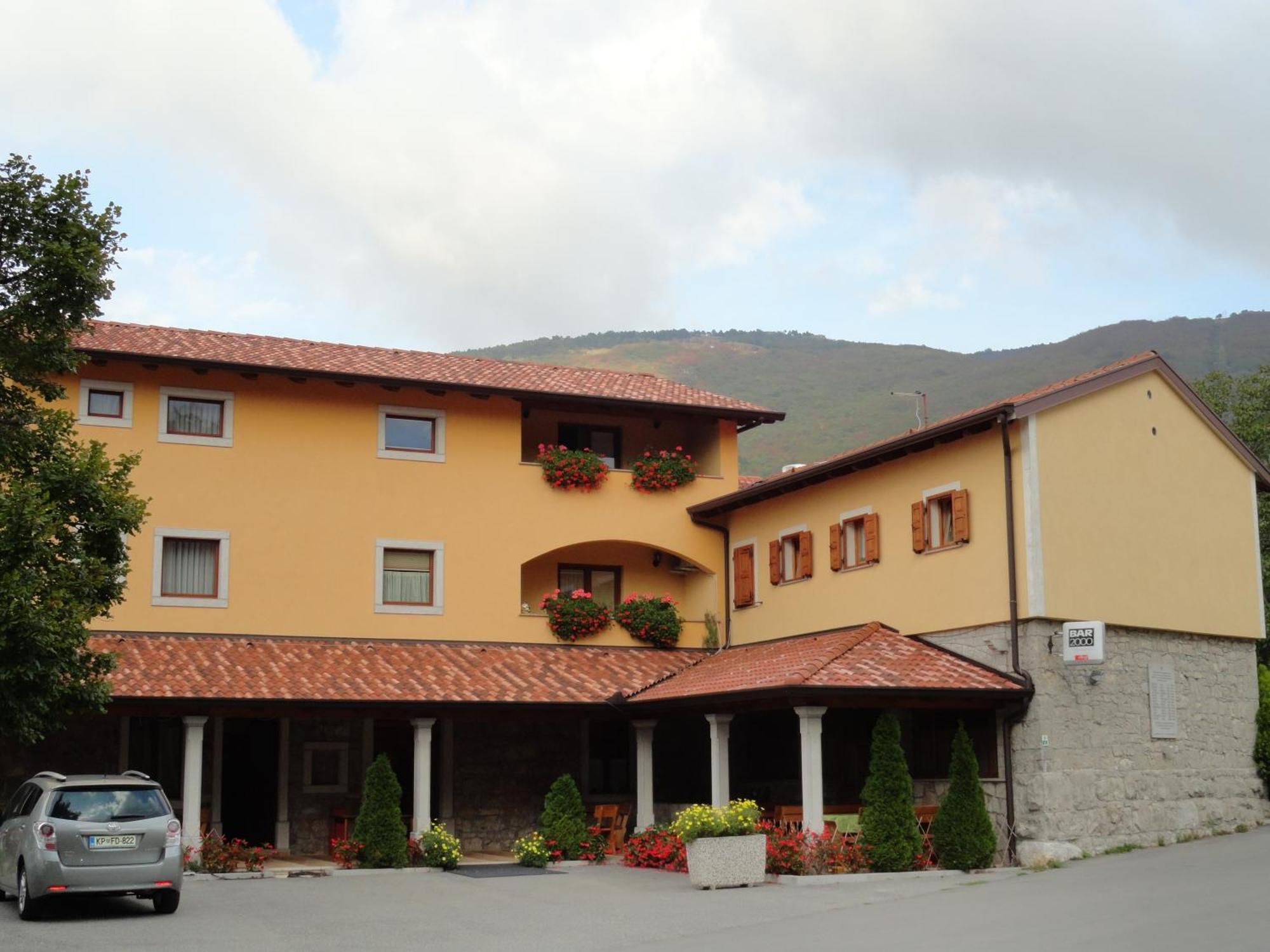 Guest House Pod Slavnikom Podgorje  Esterno foto