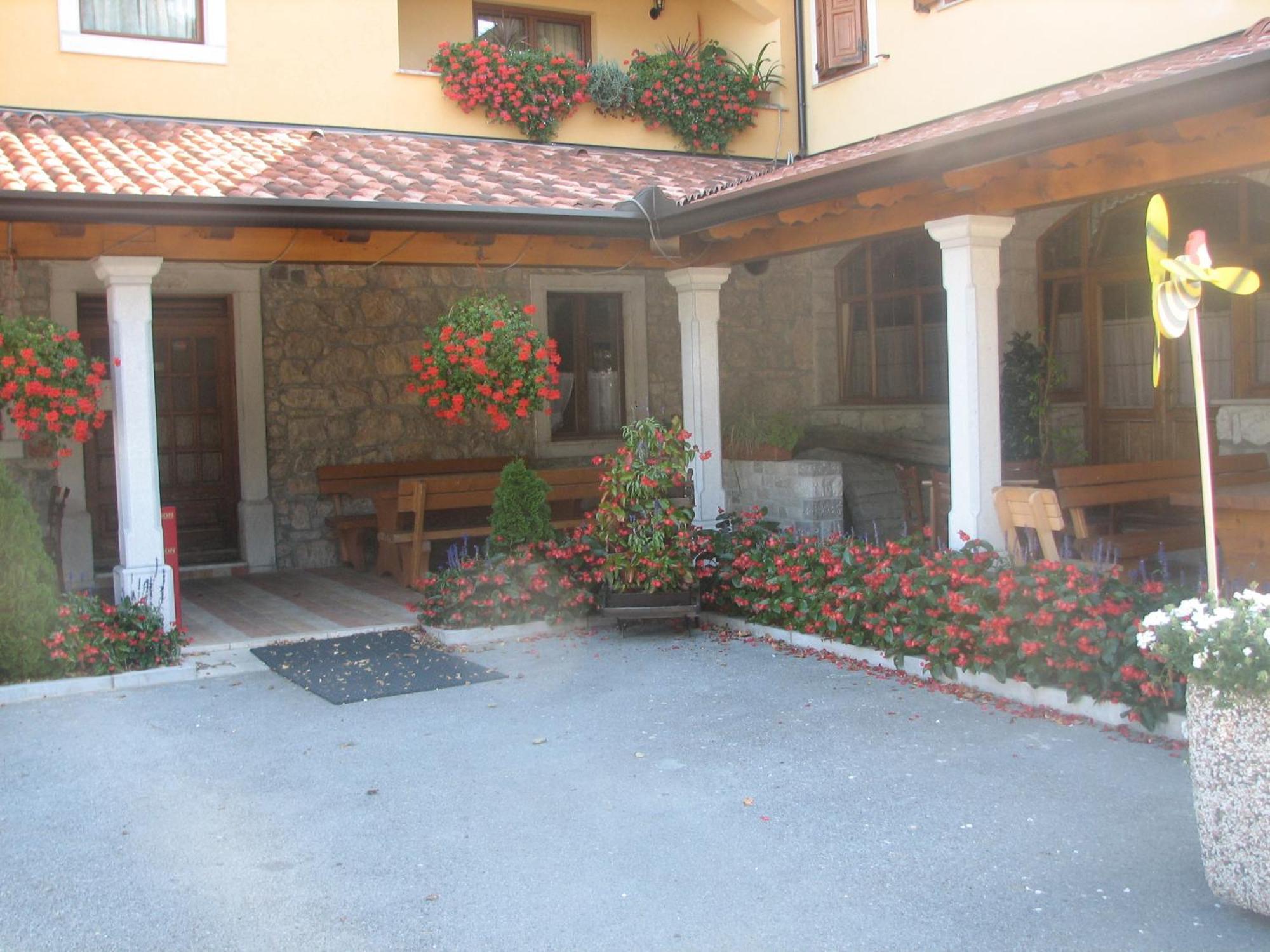 Guest House Pod Slavnikom Podgorje  Esterno foto